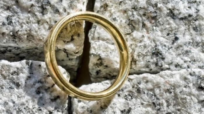 Можно ли хранить обручальное кольцо женщине?